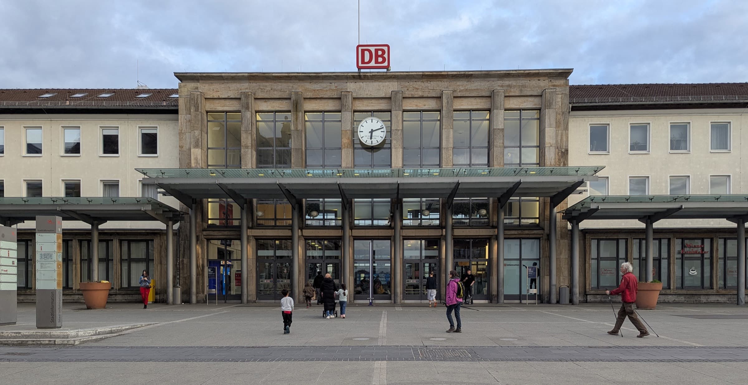 Vorplatz des Kaiserslauterer Hauptbahnhofs, ein typischer Abhol- und Halteplatz für Taxis